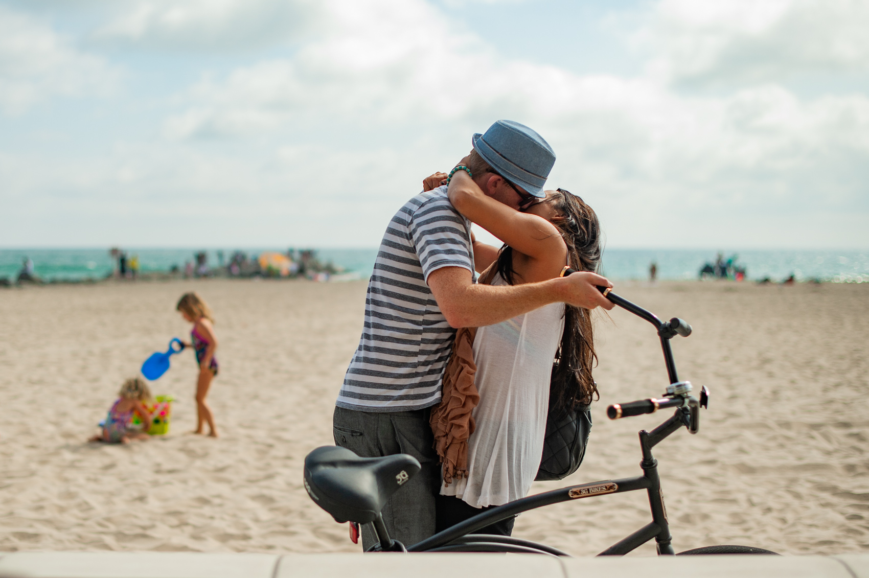 KKRiddle-Lifestyle photography in SoCal-Couple kissing at beach